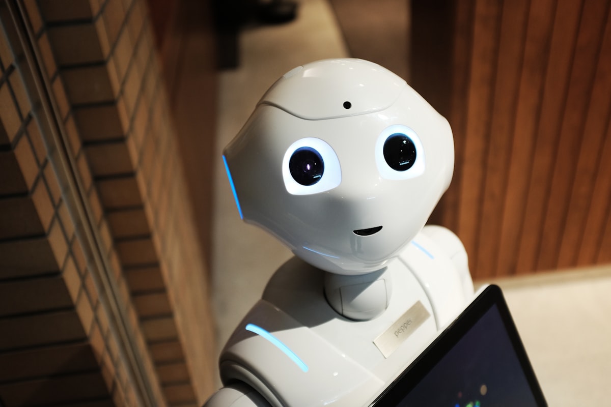 Robot alb cu trasaturi umanoide, simbol pentru automatizarile cu inteligenta artificiala