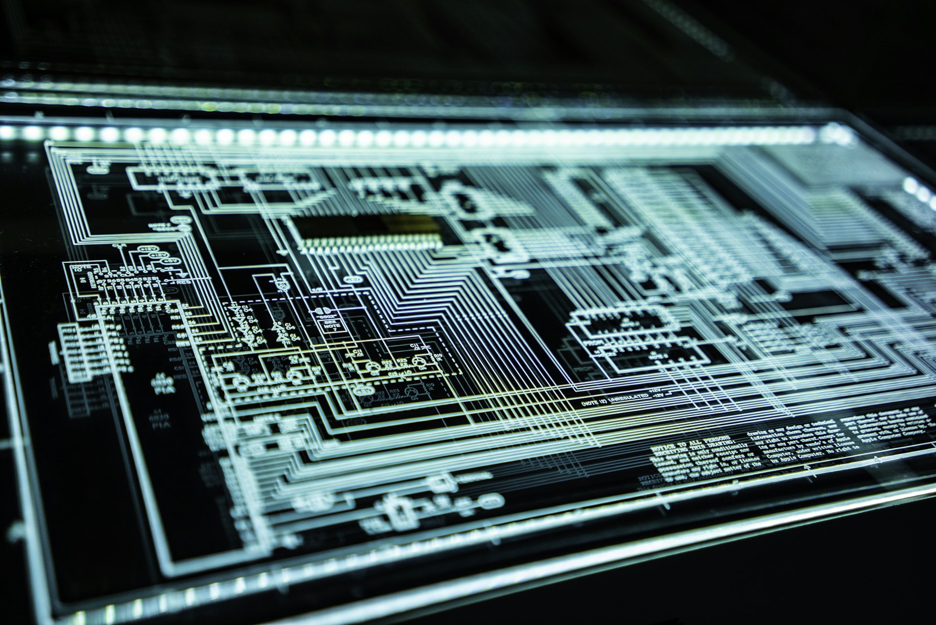 Fundal tehnologic intunecat cu forme luminoase albastre, imaginea principala Flowmatic